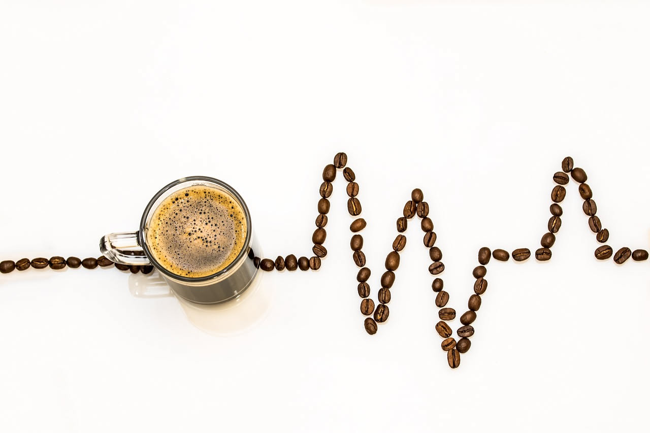 Sei alimenti che sostituiscono il caffè per un'energia naturale: cosa dice la ricerca