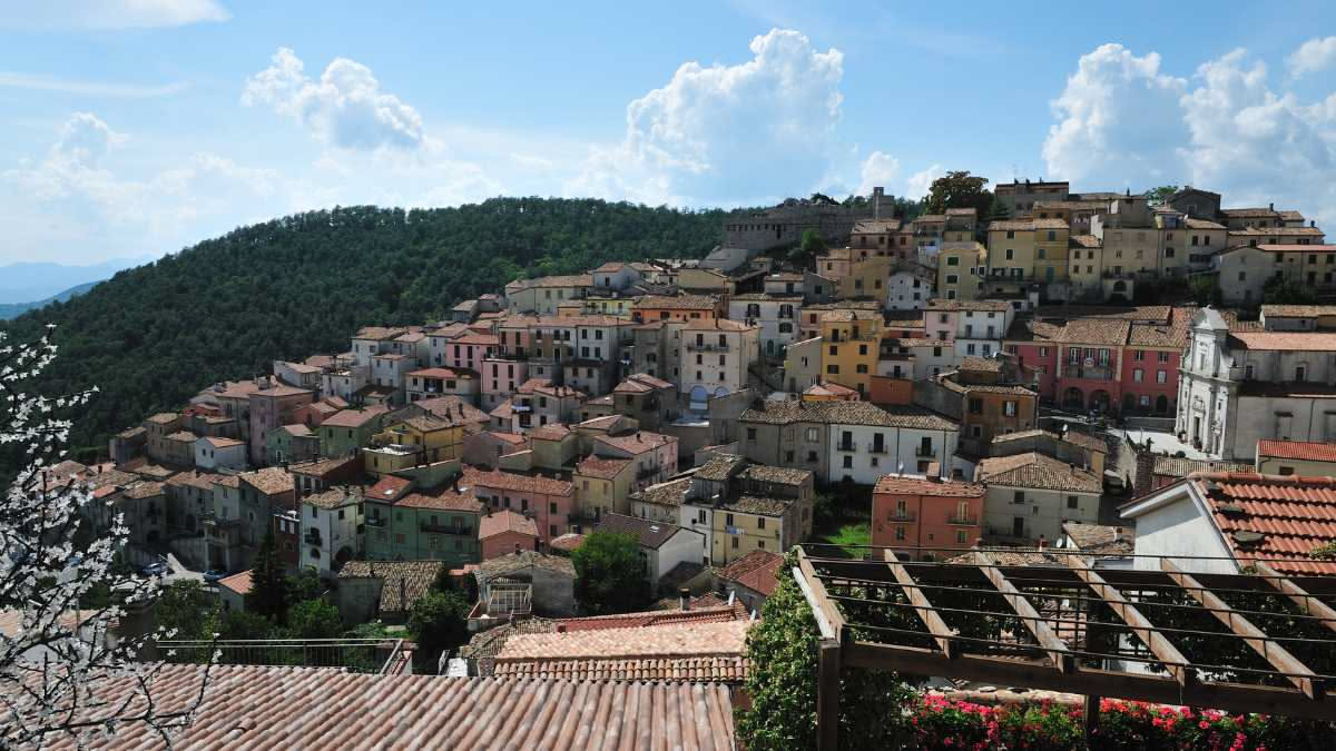 Sembra un museo a cielo aperto, ma in realtà è dove vive ancora l'Italia autentica: dieci borghi che il turismo di massa non ha ancora raggiunto