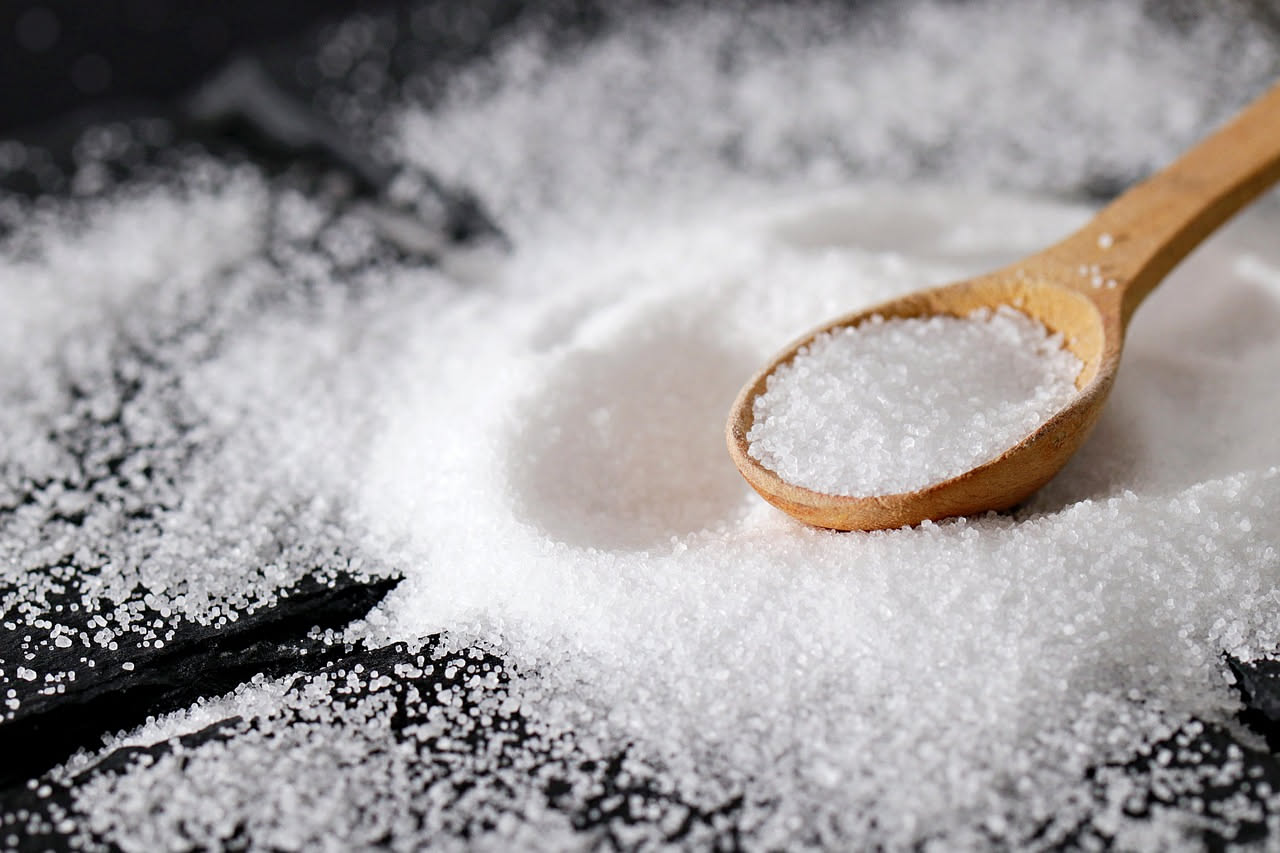 Sale invisibile negli alimenti industriali: sodio nascosto oltre il doppio delle raccomandazioni OMS