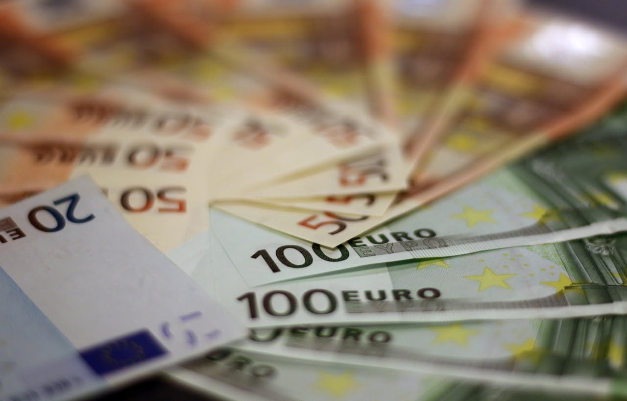 La busta paga di carta: perché gli italiani non riescono a lasciarla andare