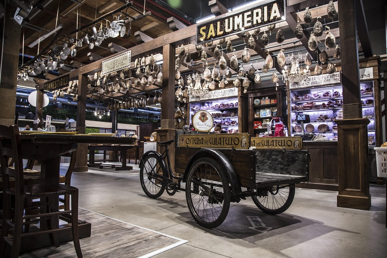 La bicicletta nera del postino: quando la posta teneva insieme l'Italia