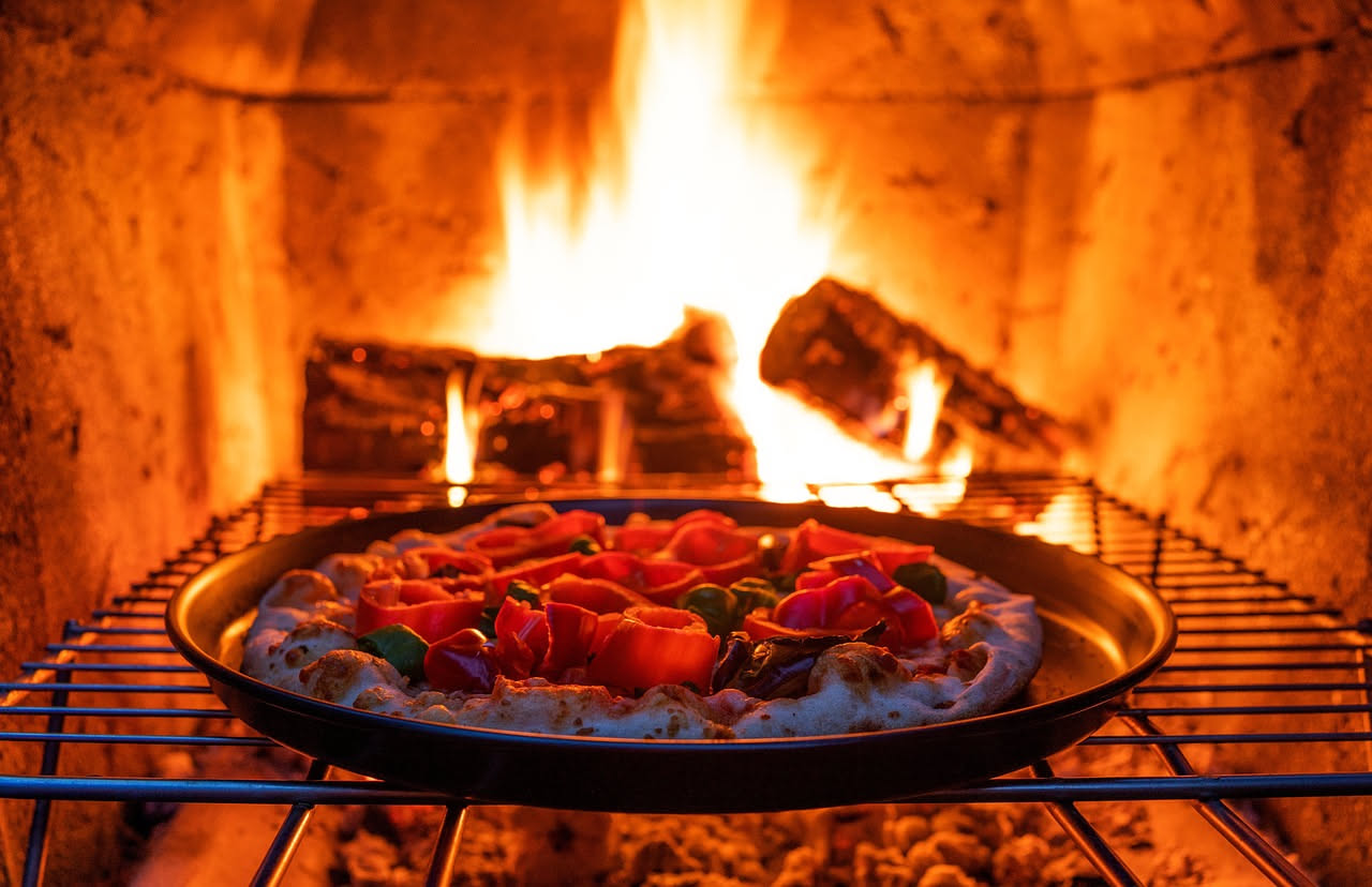 Il forno a legna torna in cucina: perché gli italiani lo riscoprendono