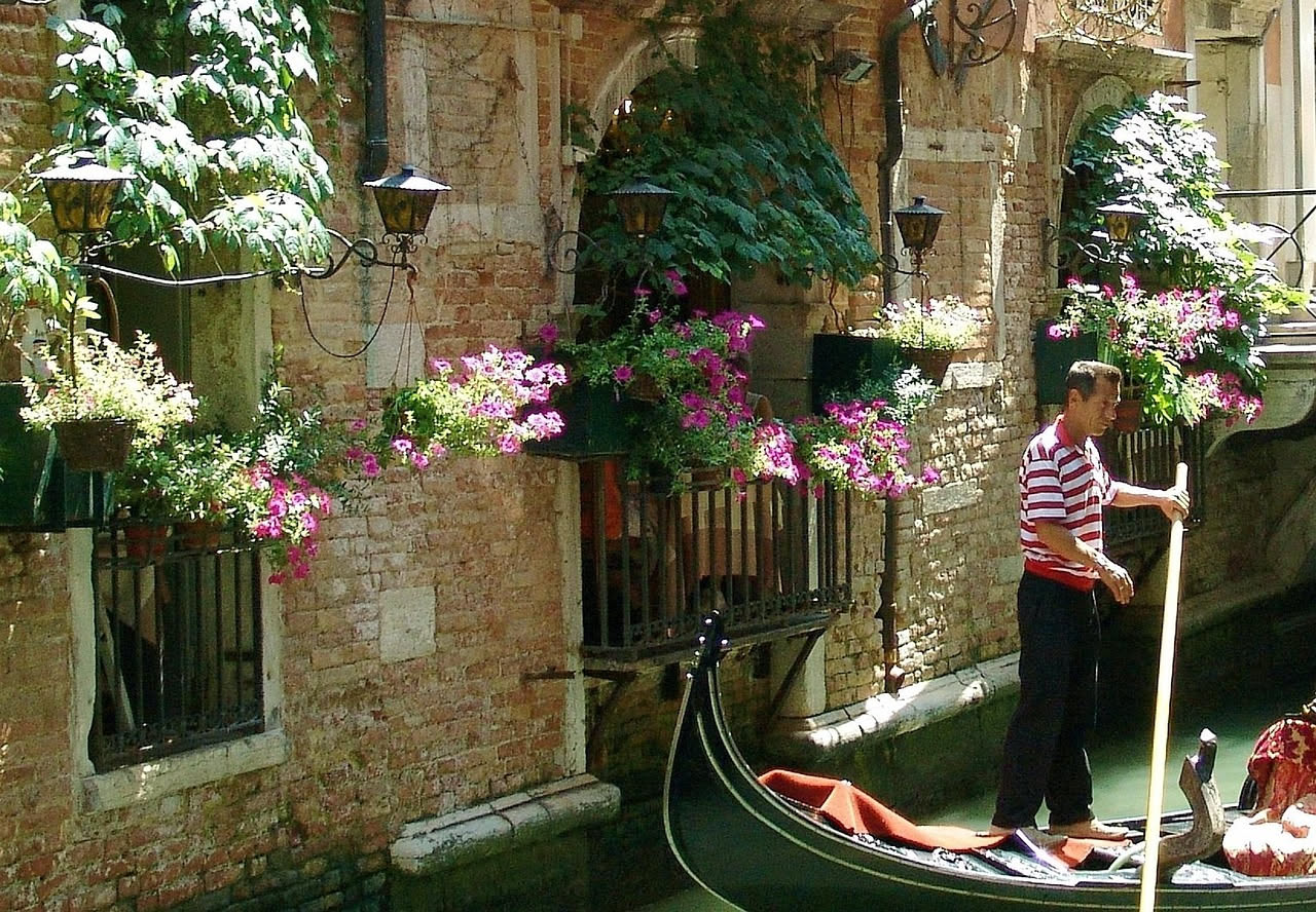 Balconi verdi contro il caldo: come il verde privato abbassa le isole di calore urbane