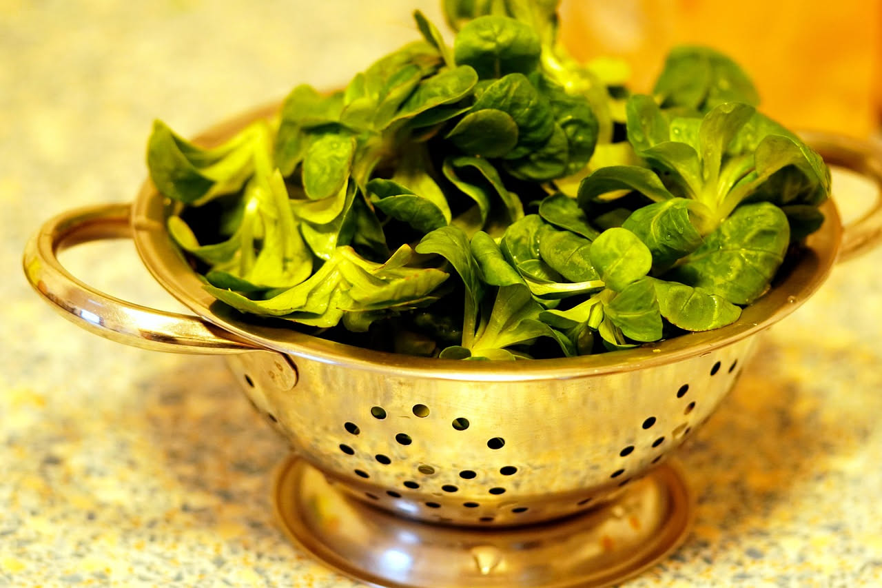 Foglie esterne di lattuga: come riusarle in cucina senza scartarle