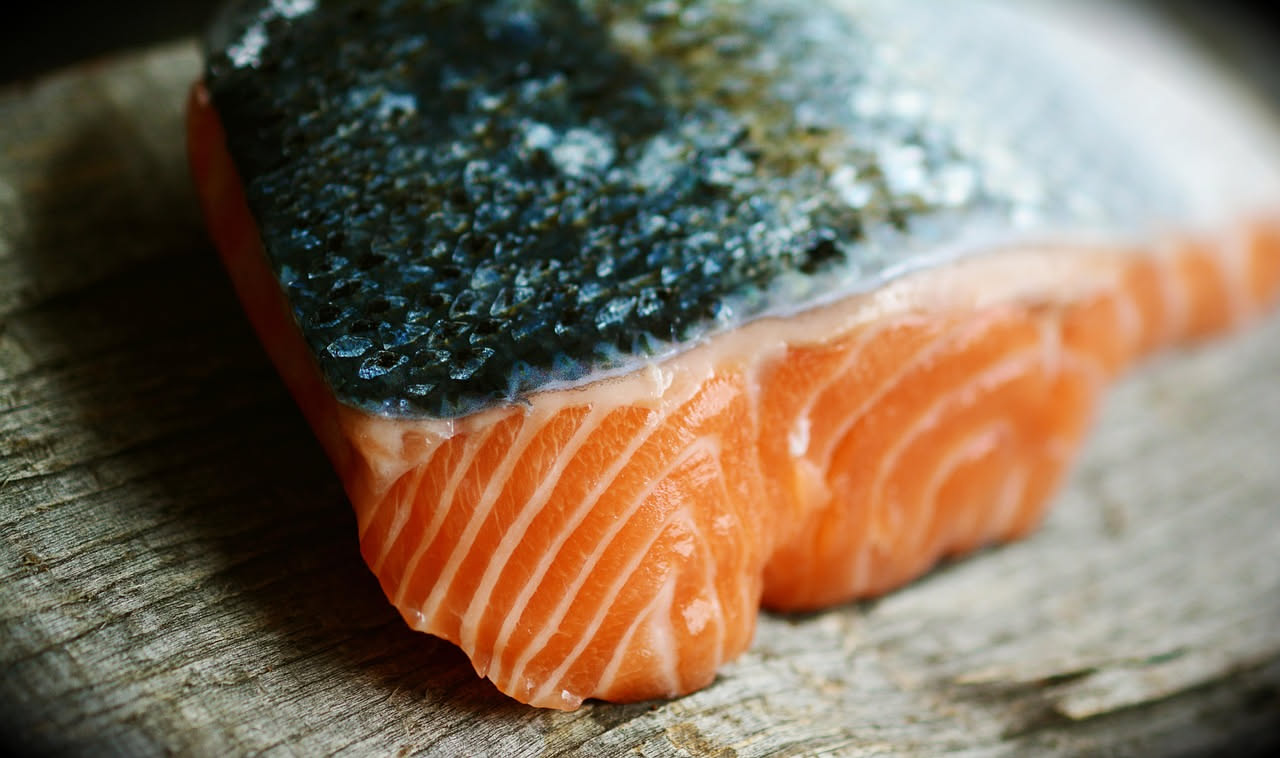 Il salmone norvegese: da allevamento a tavola, quando sostenibilità e filiera non coincidono