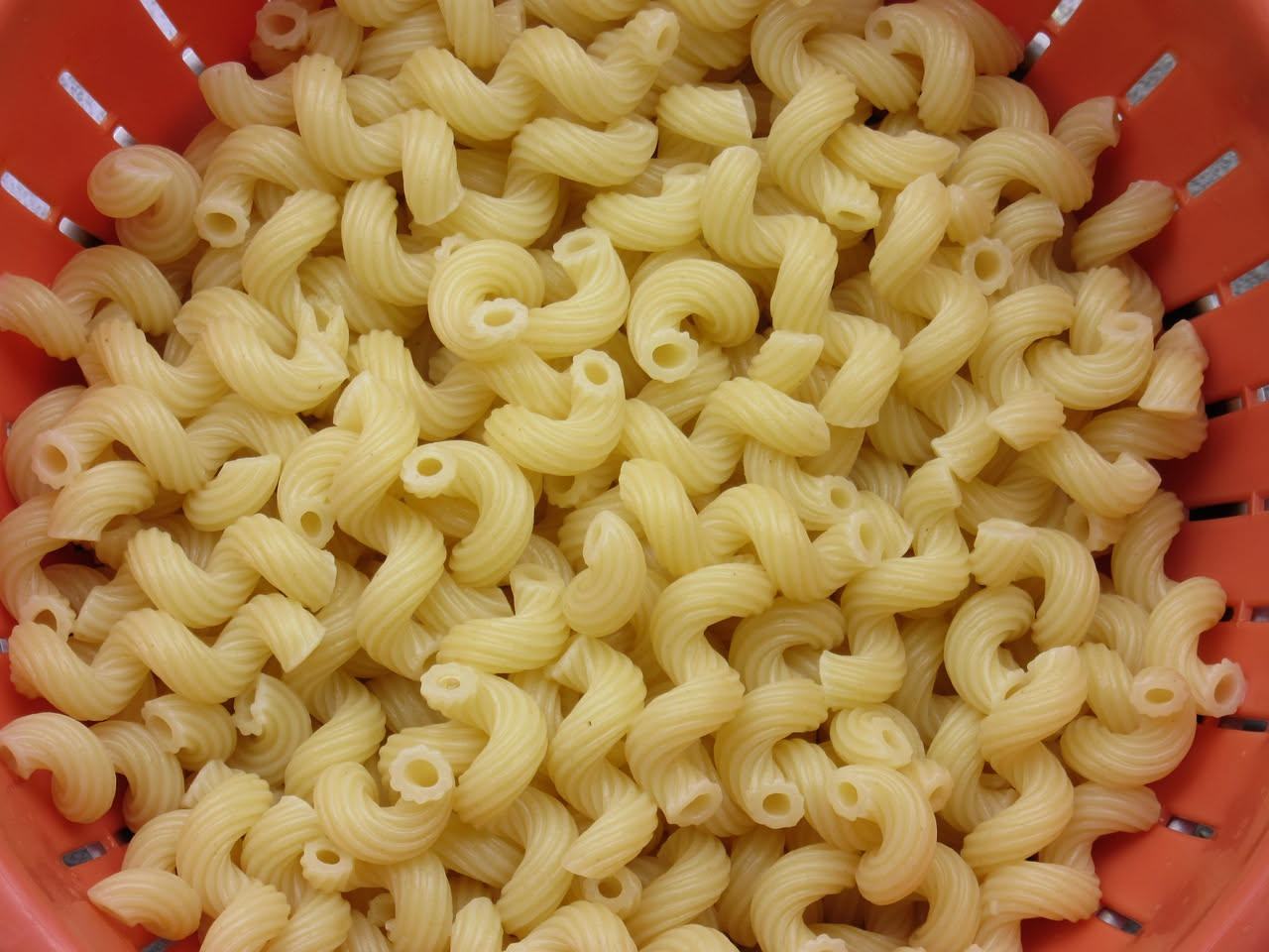 Acqua di pasta: come riutilizzarla tra cucina e pulizie