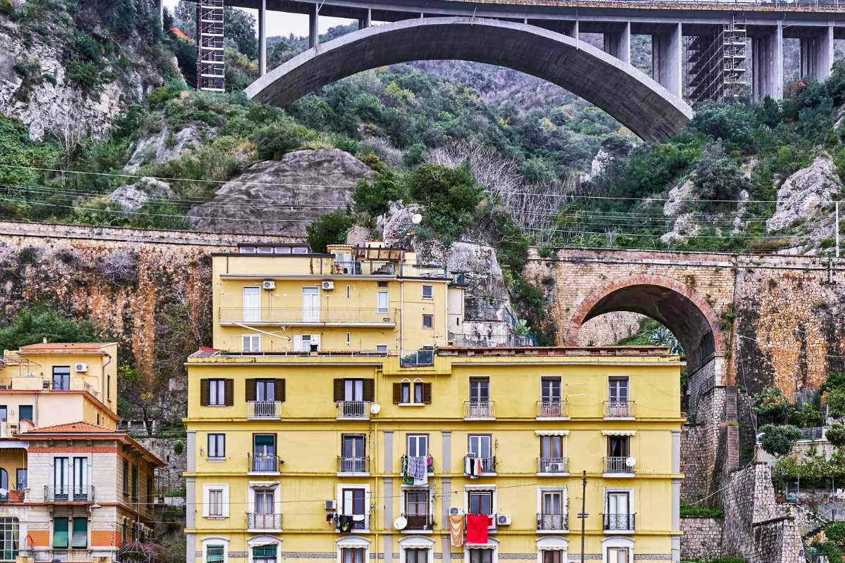 I lastrici solari napoletani: storia e architettura dei terrazzi panoramici