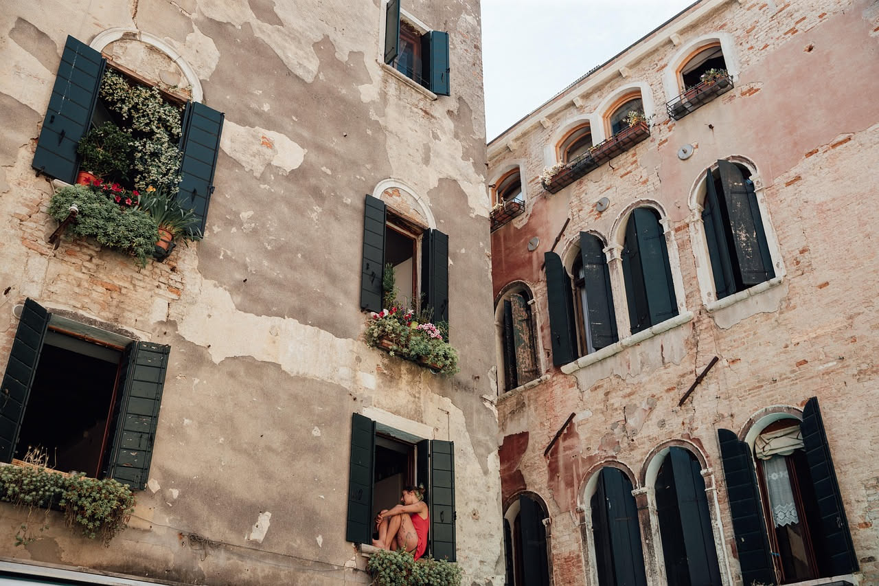 I balconi fioriti di Verona: quando la tradizione respira nel centro storico