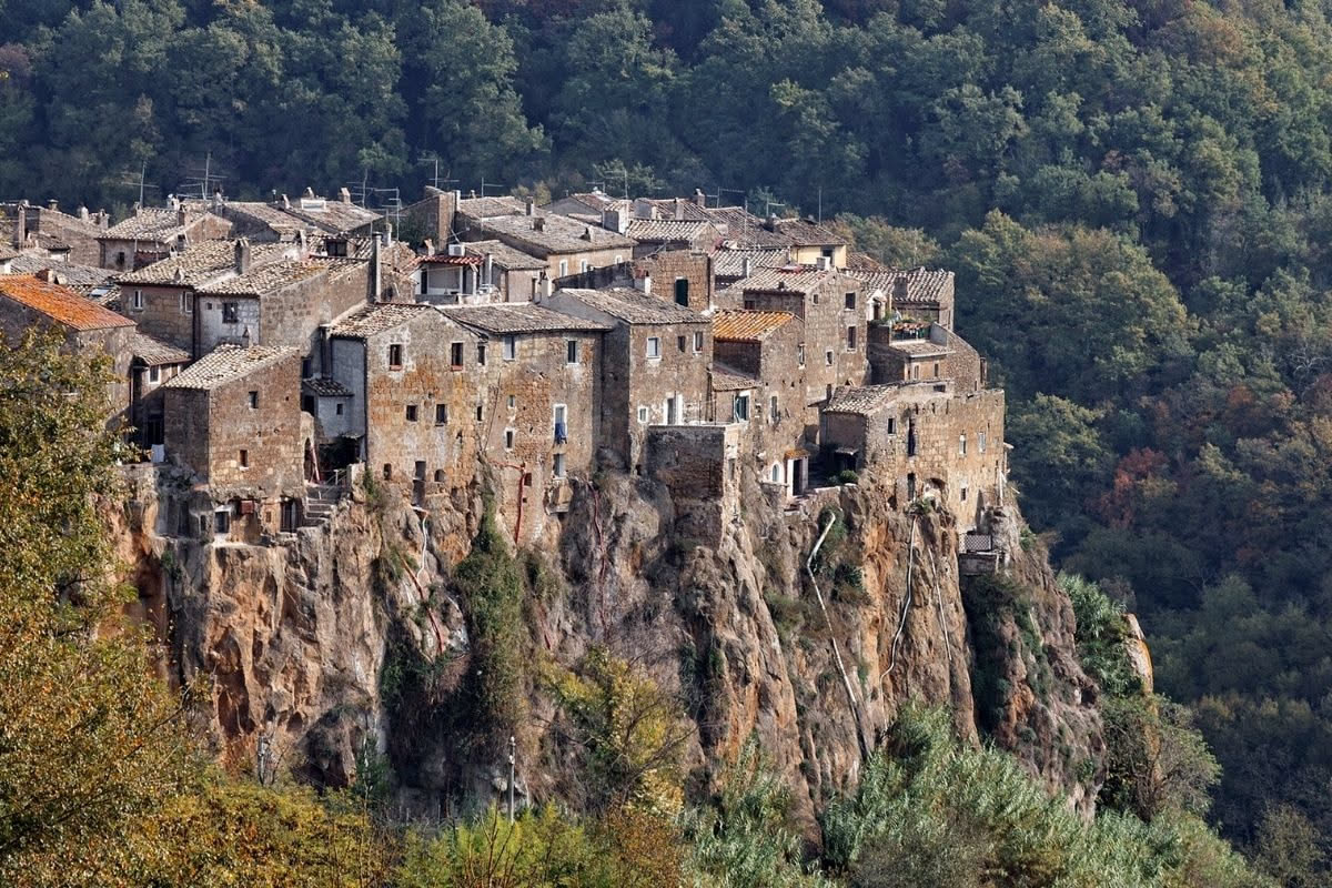 Case in tufo etrusche: come gli Etruschi plasmano ancora la Toscana