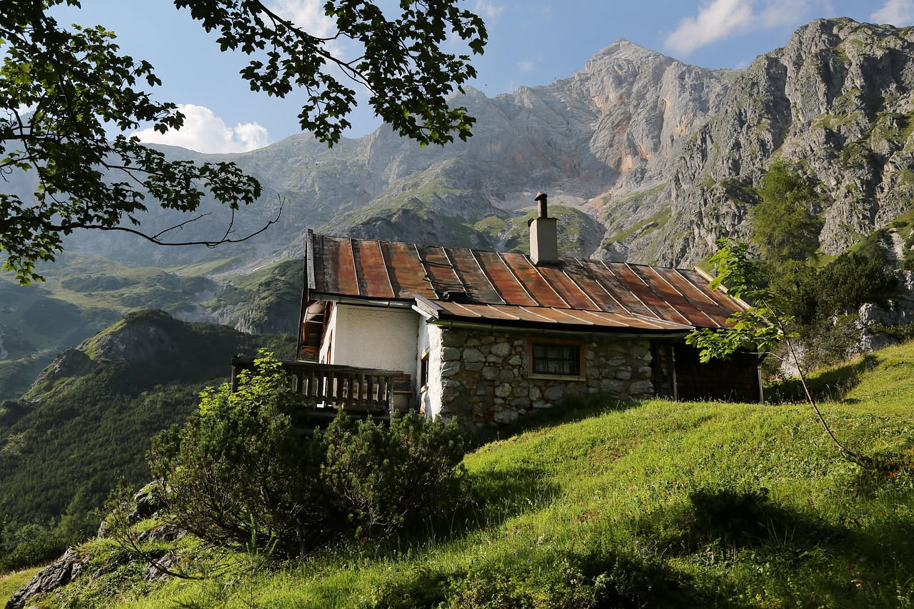 Tetti a falda spiovente: perché le case montane italiane li scelgono