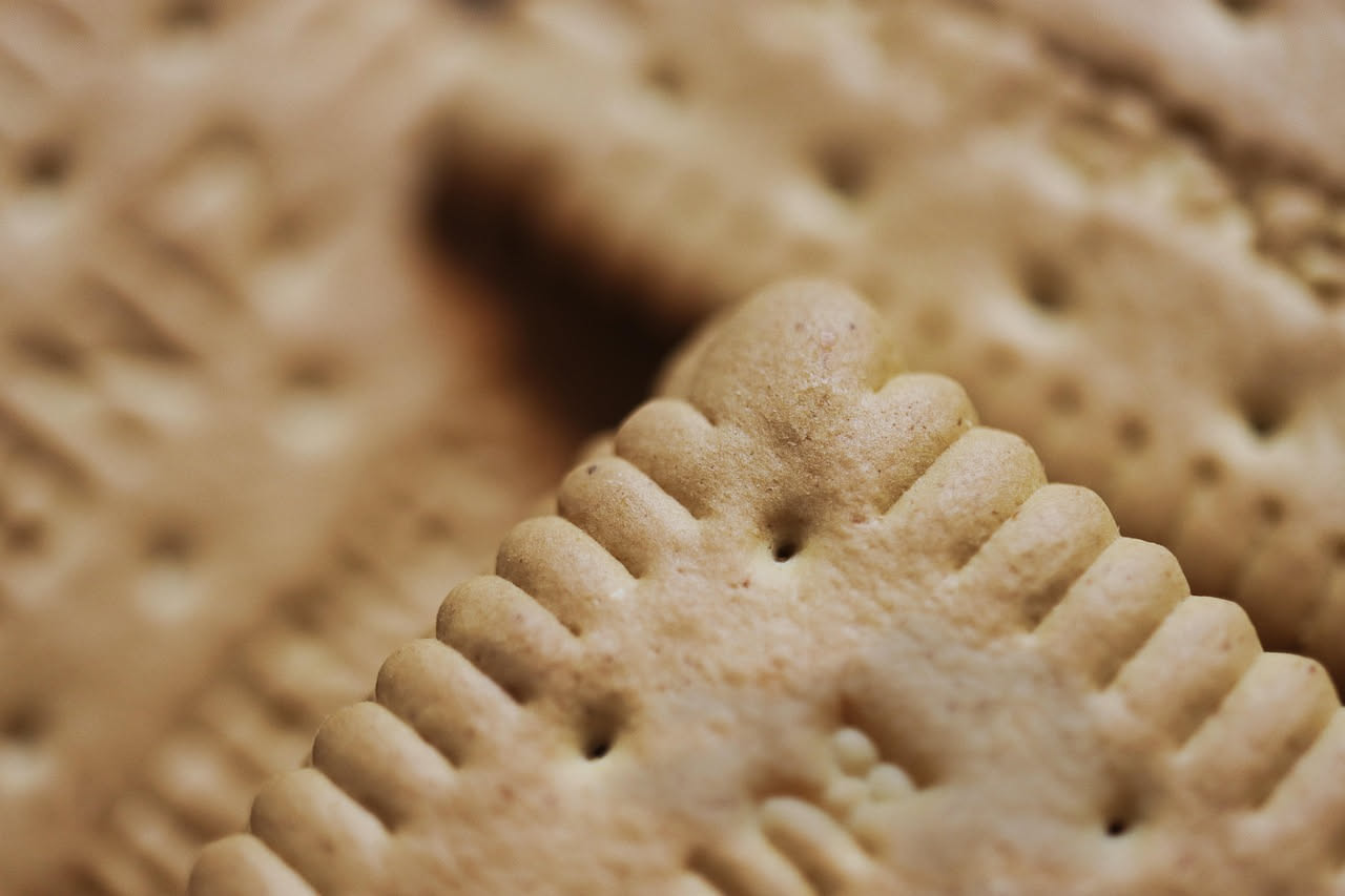 Infografica sulla cookie policy e la privacy online: icone di cookie, lucchetto sicurezza e logo GDPR su sfondo moderno.