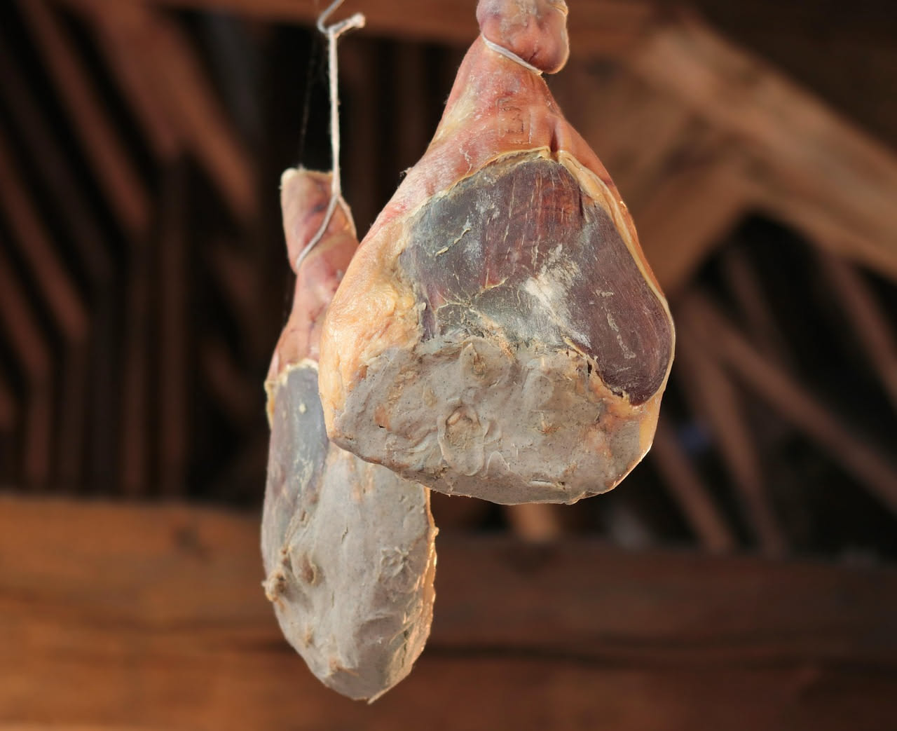Prosciutto crudo italiano: il viaggio dall'allevamento alla tavola