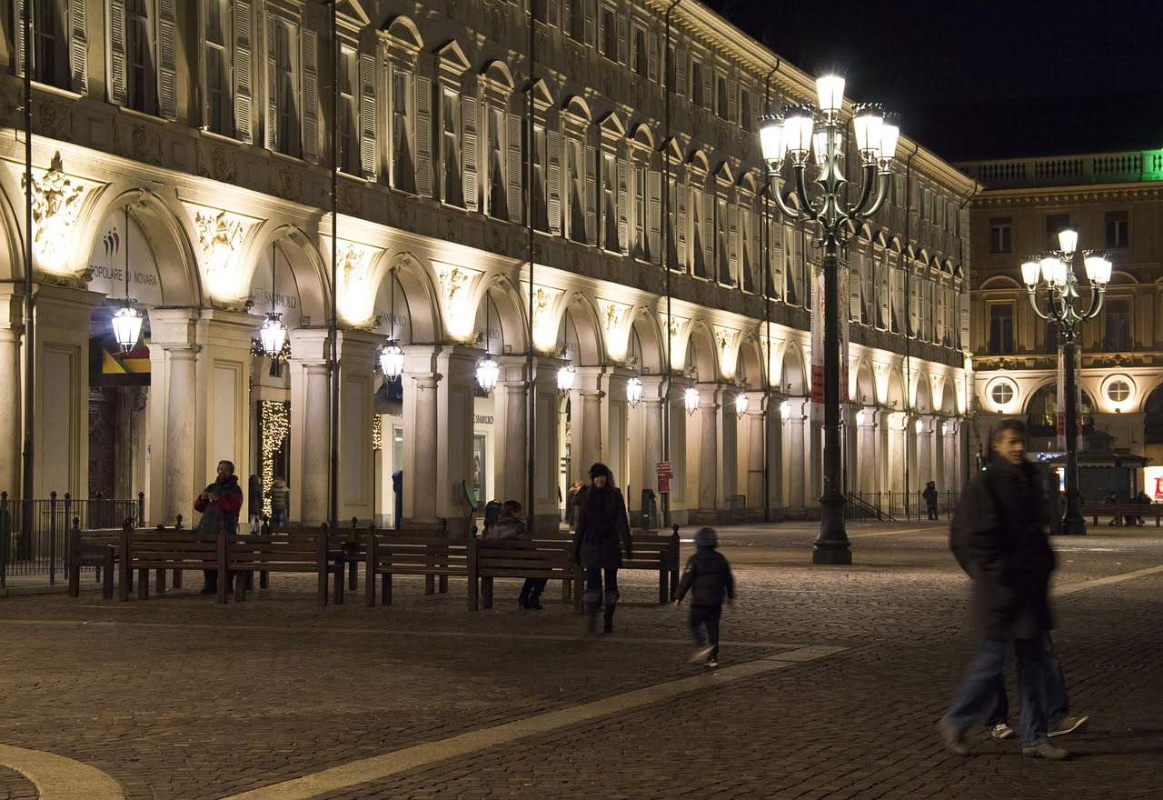 I balconi balaustrati delle ville lombarde: quando il neoclassico dialoga con la luce