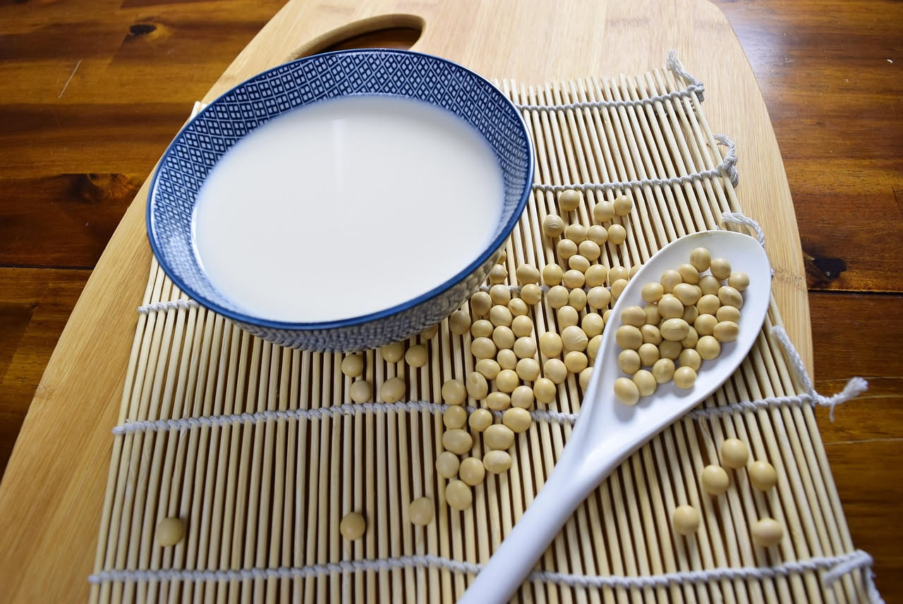 Latte di soia o avena: quale scegliere per ricette e nutrienti