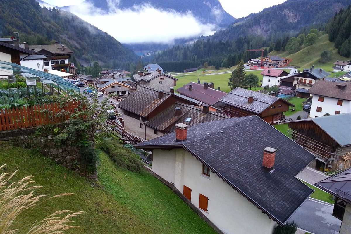 Case in legno alpine: come sono costruiti i tetti dei rifugi storici