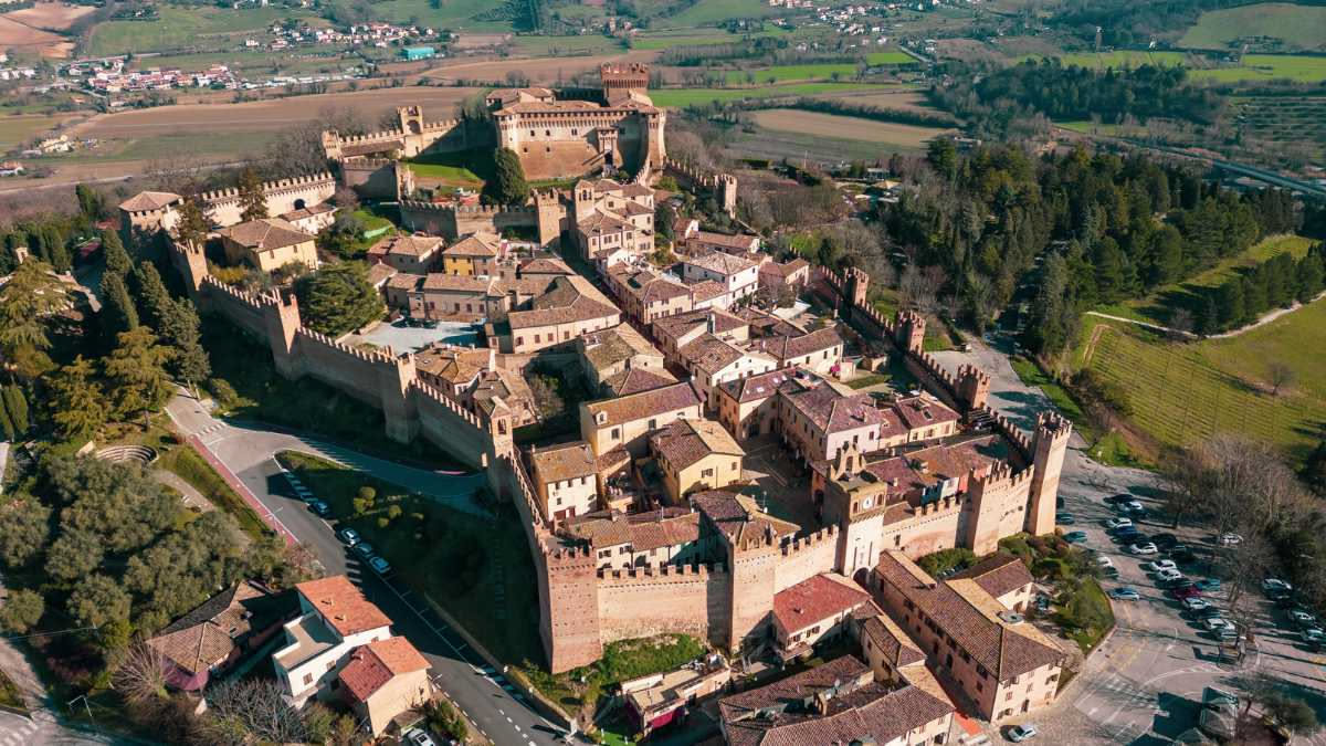 Castelli marchigiani: cosa nascondono i tetti delle rocche antiche