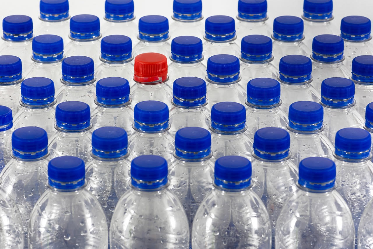 Bottiglie di plastica vuote: 8 modi pratici per riutilizzarle e risparmiare