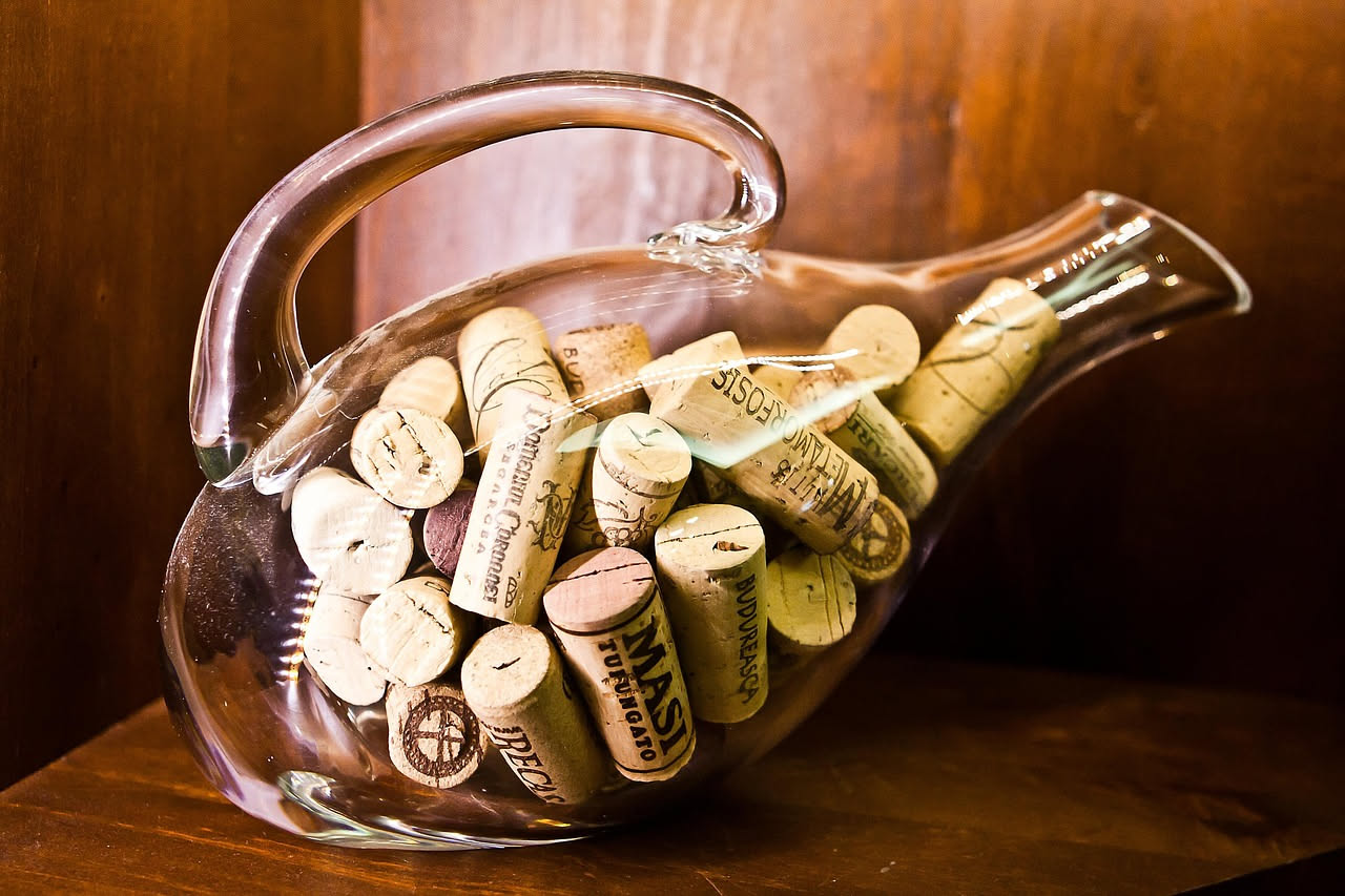 Come dare nuova vita alle bottiglie di vino: 8 idee pratiche di riuso