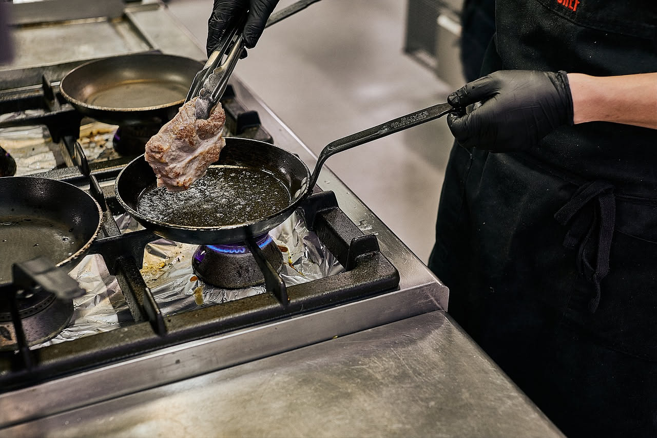 Eliminare l'odore di fritto dalla cucina: metodi della tradizione