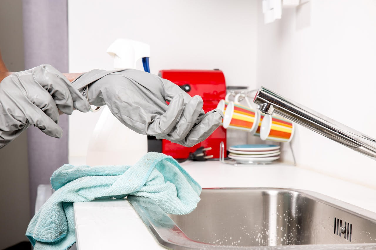 Pulire i mobili della cucina dal grasso: metodi tradizionali che funzionano