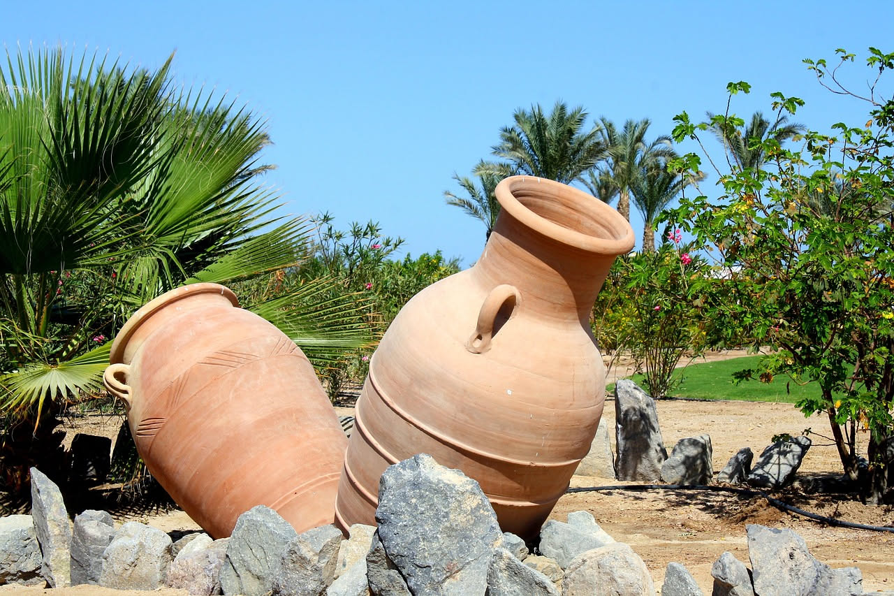 Pulire i vasi di terracotta: i metodi naturali che conservano il materiale