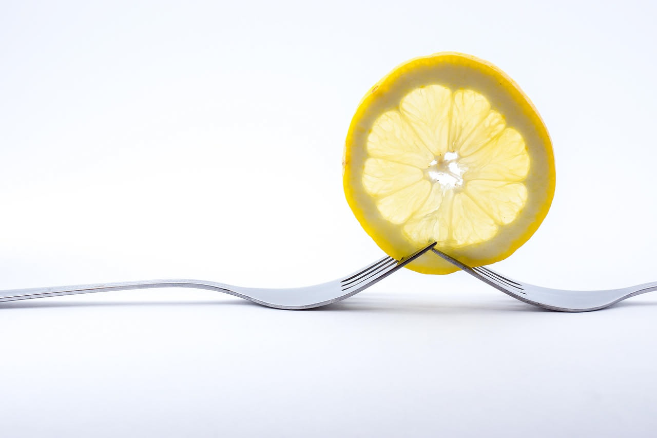 Pulire il microonde con il limone: il metodo naturale che funziona