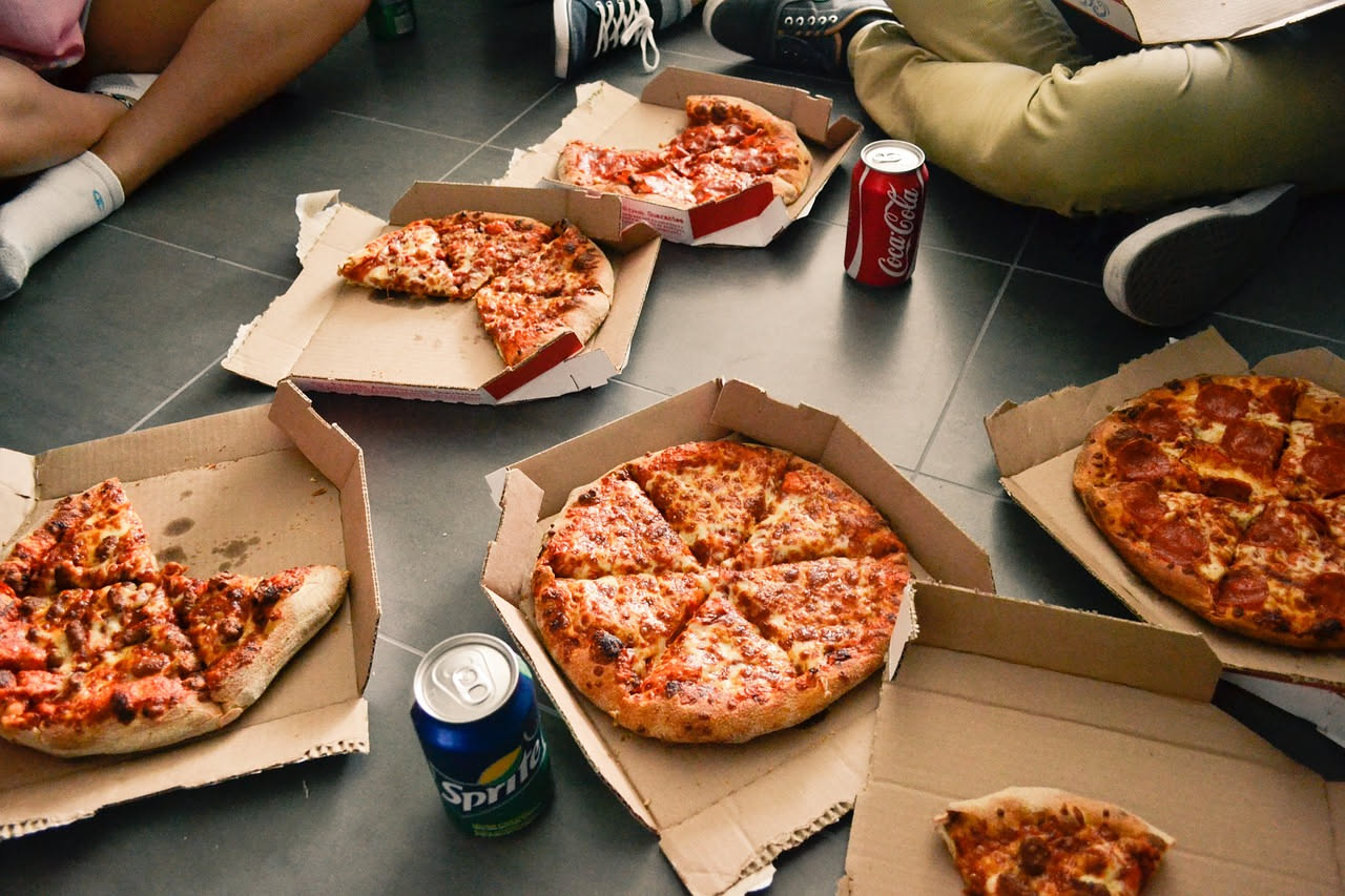 Riciclare i cartoni delle pizze: 5 modi pratici per riutilizzarli