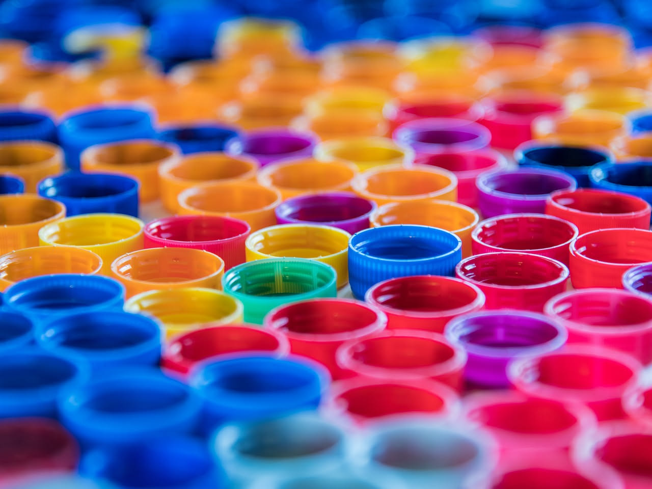Riciclare i tappi di plastica: 6 idee pratiche per riutilizzarli