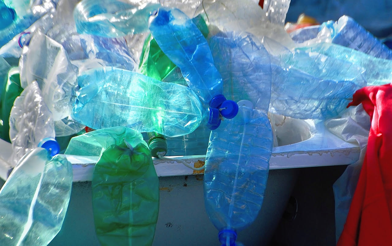 Riutilizzare i contenitori di plastica: 8 idee pratiche per la casa