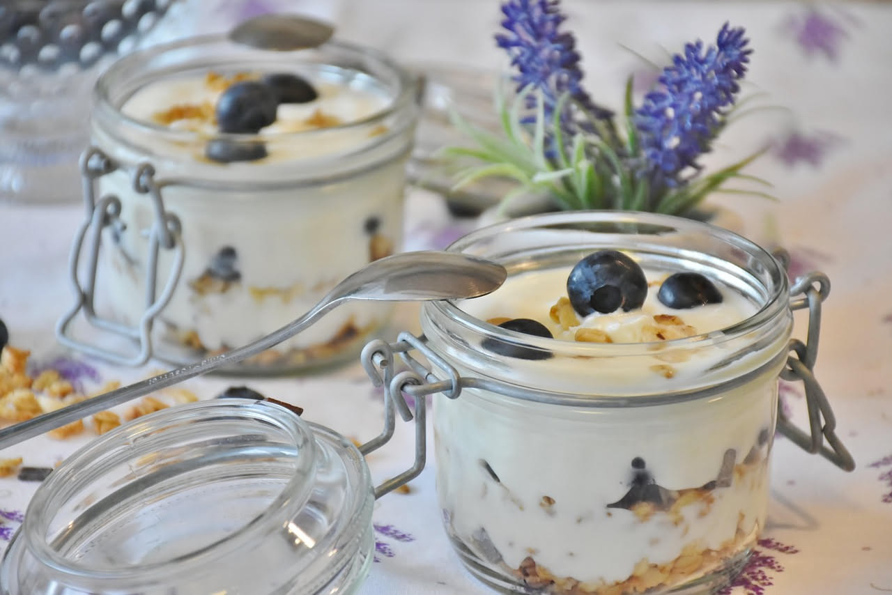 Riutilizzare i vasetti dello yogurt: 8 idee pratiche per la casa
