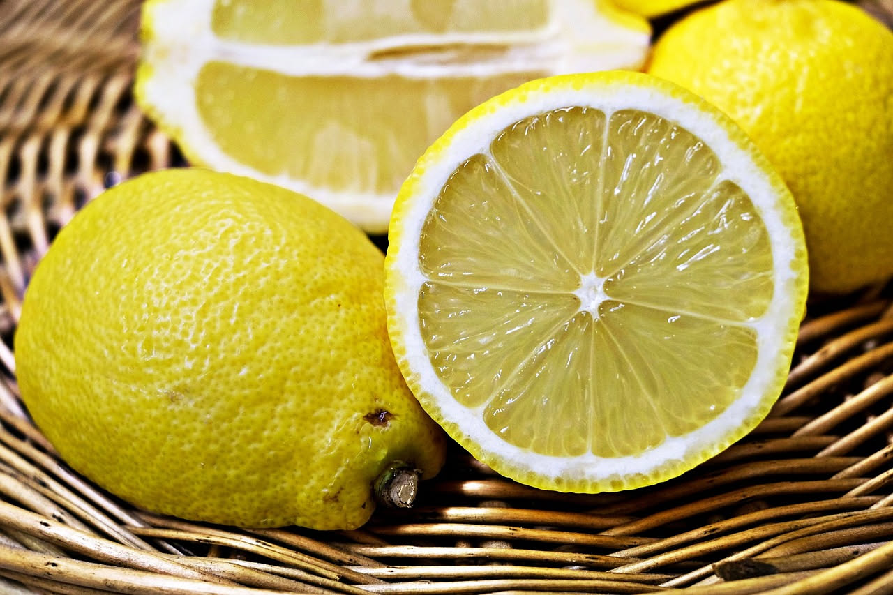 Sbiancare i capi ingialliti con il limone: il metodo naturale