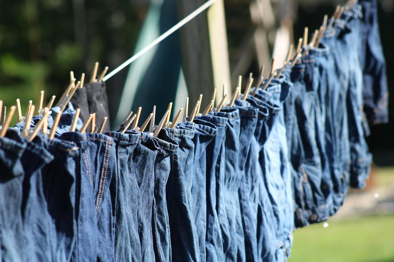 Smacchiare i jeans: i rimedi naturali che salvano il denim
