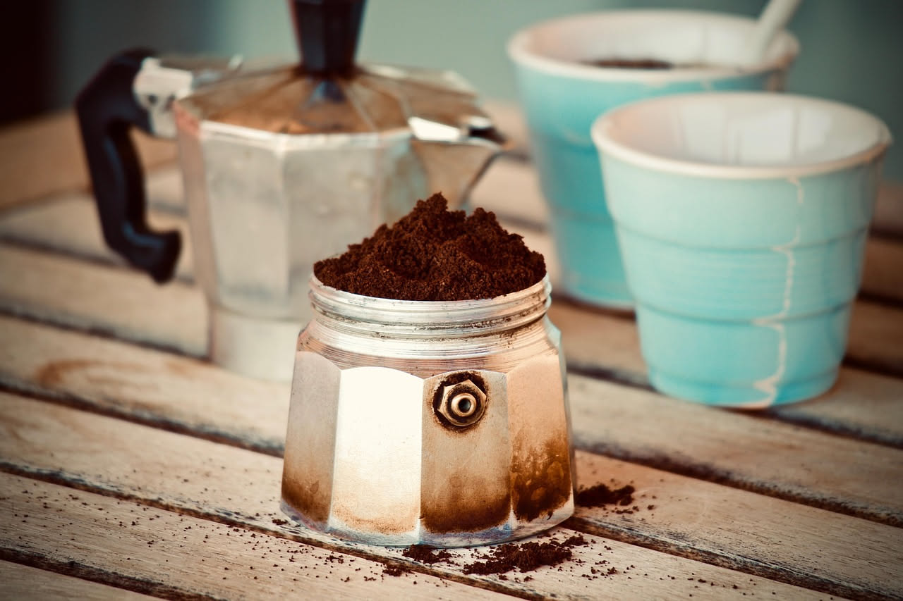 Togliere le macchie di caffè dalle tazze: i rimedi naturali che funzionano