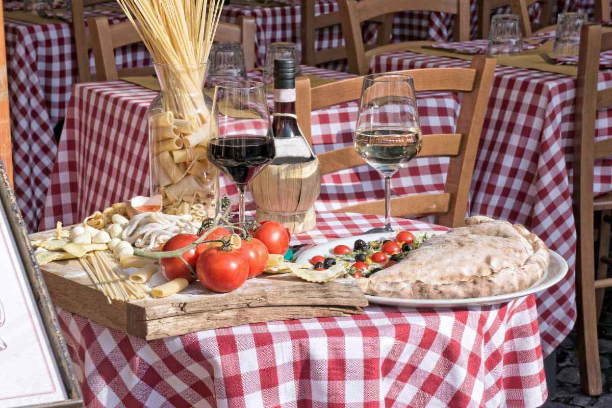 Togliere le macchie di vino dalla tovaglia: i rimedi naturali che funzionano