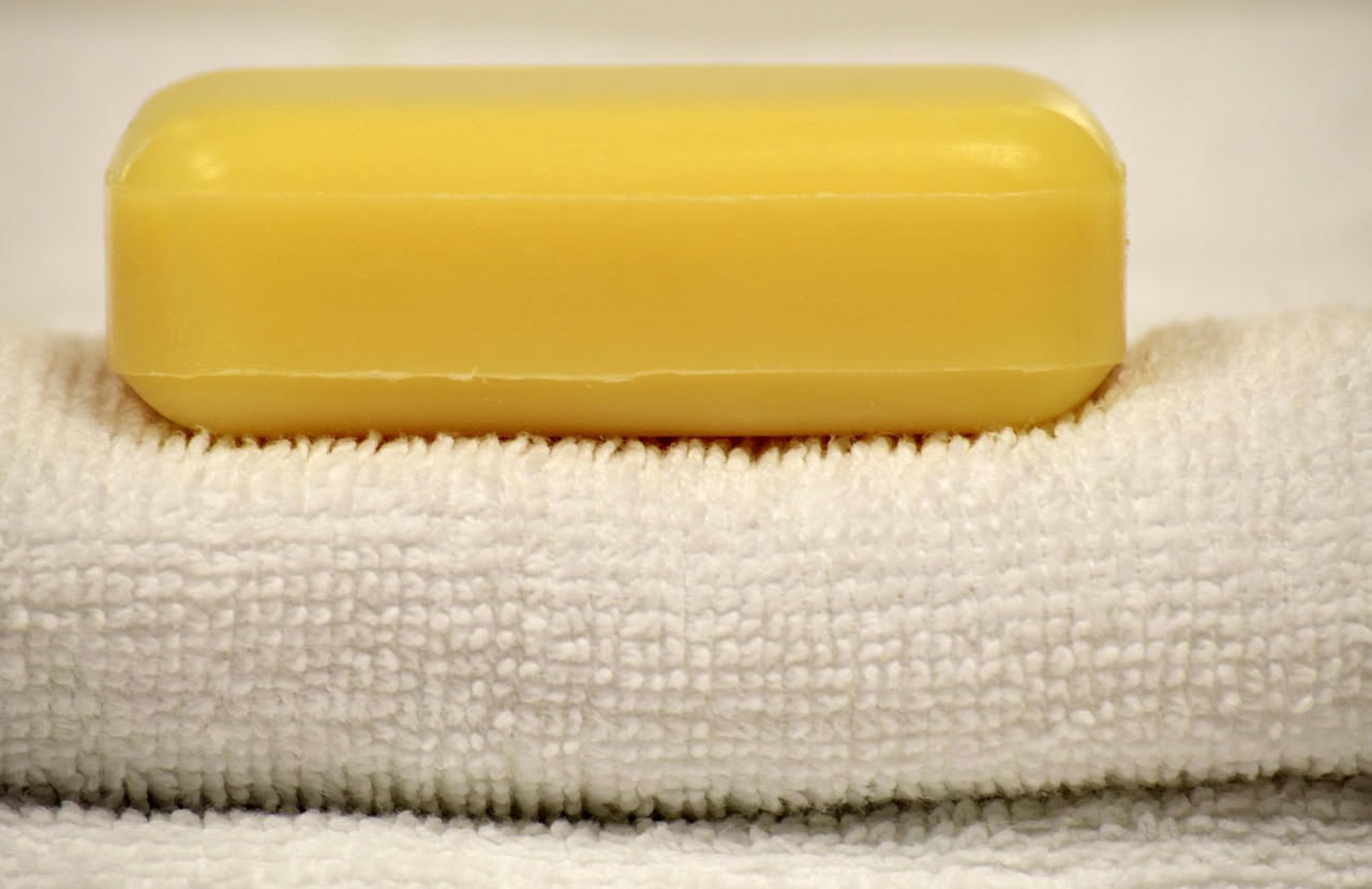 Togliere macchie di unto col sapone di Marsiglia: il metodo naturale