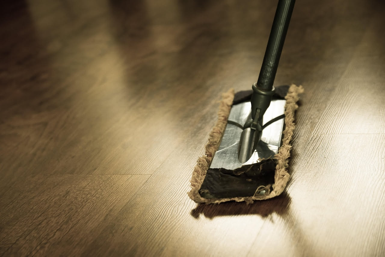 Come pulire i pavimenti con il caldo: il metodo che funziona