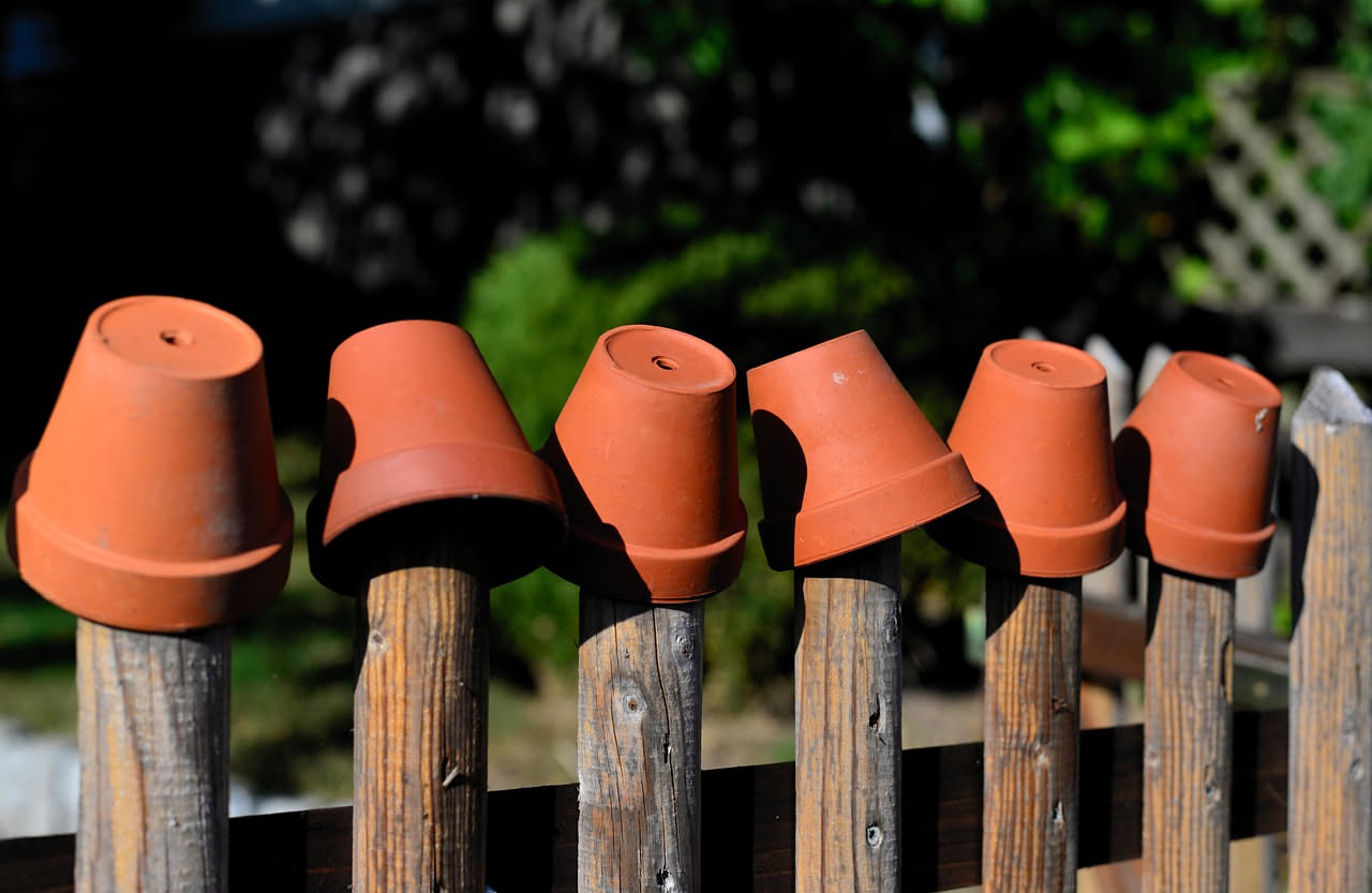 Come pulire i vasi di terracotta del balcone: i consigli