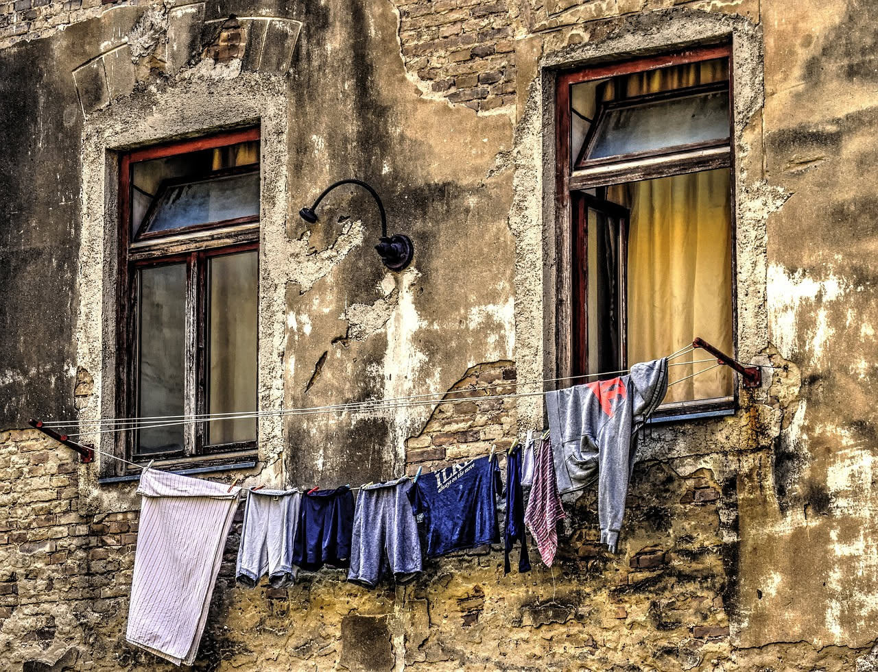 Come togliere l'odore di sudore dai vestiti: il trucco antico