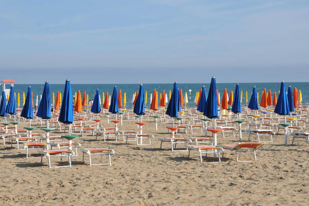 Come togliere la sabbia e la salsedine dopo il mare: i trucchi