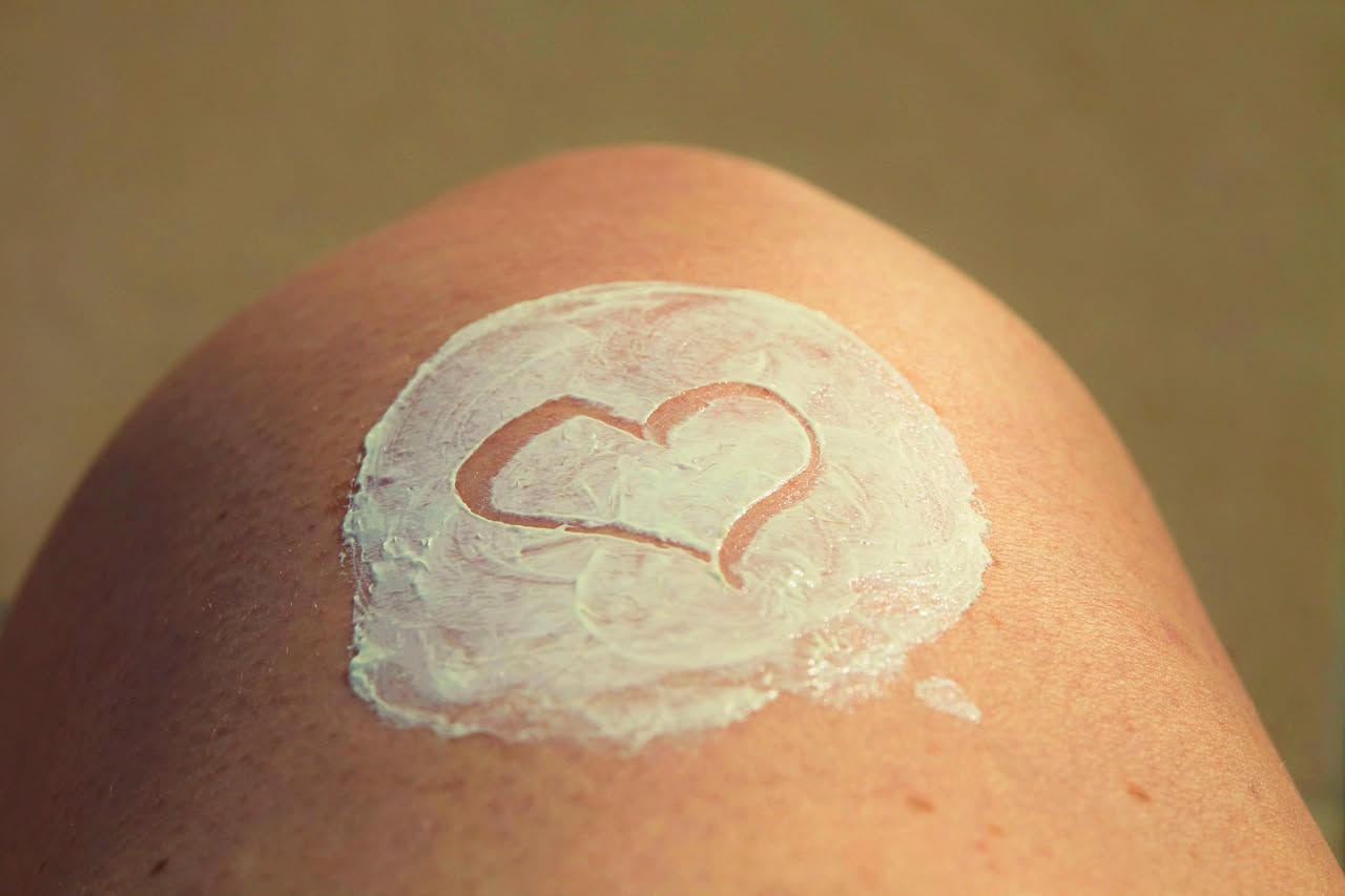 Come togliere le macchie di crema solare dai tessuti: il rimedio