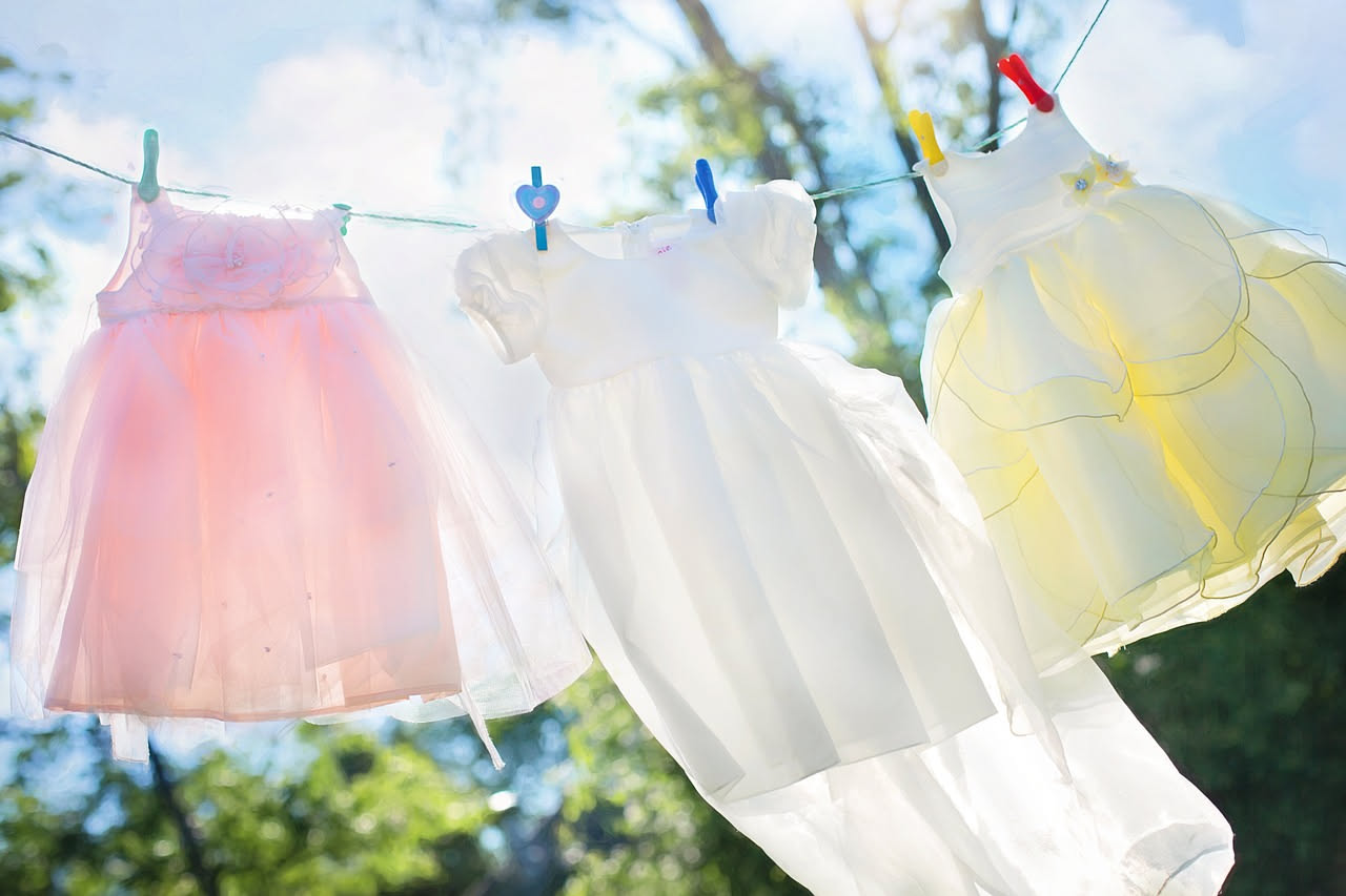 Come togliere le macchie di erba dai vestiti dei bambini: il rimedio