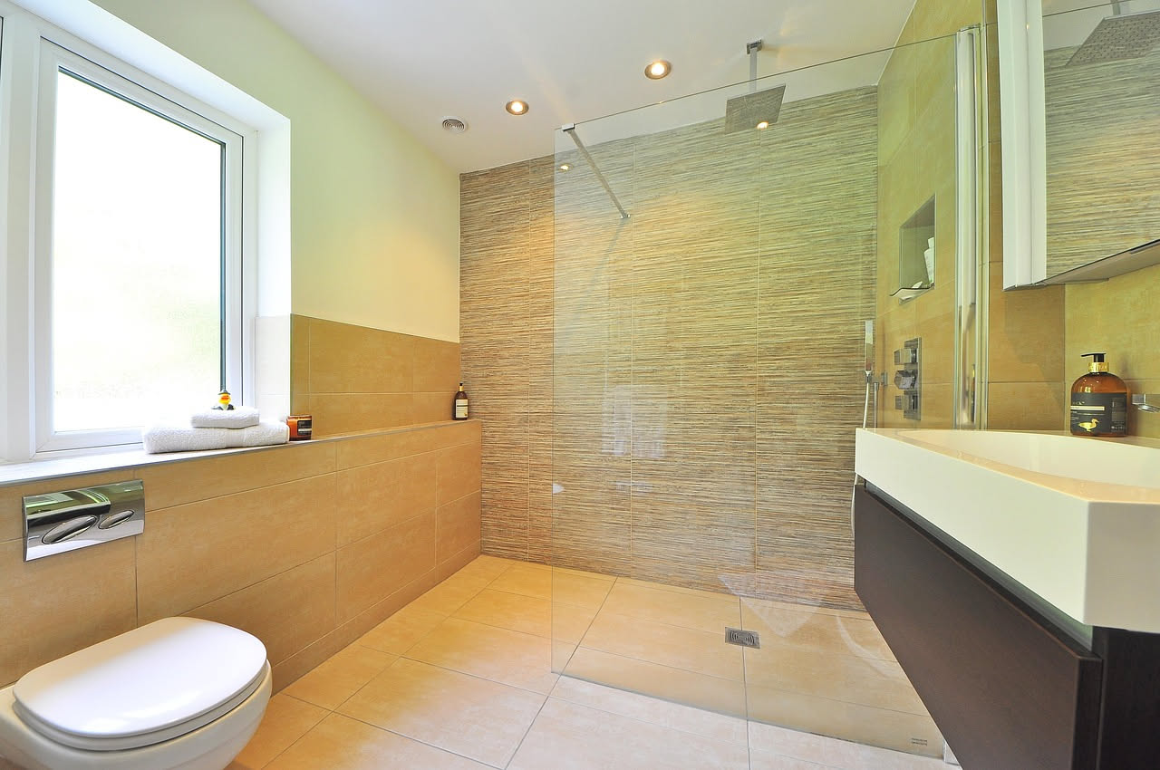 Perché il bagno sa di umido d'estate: come rimediare