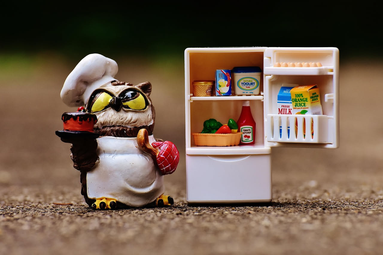 Perché il frigo accumula odori d'estate: come evitarlo