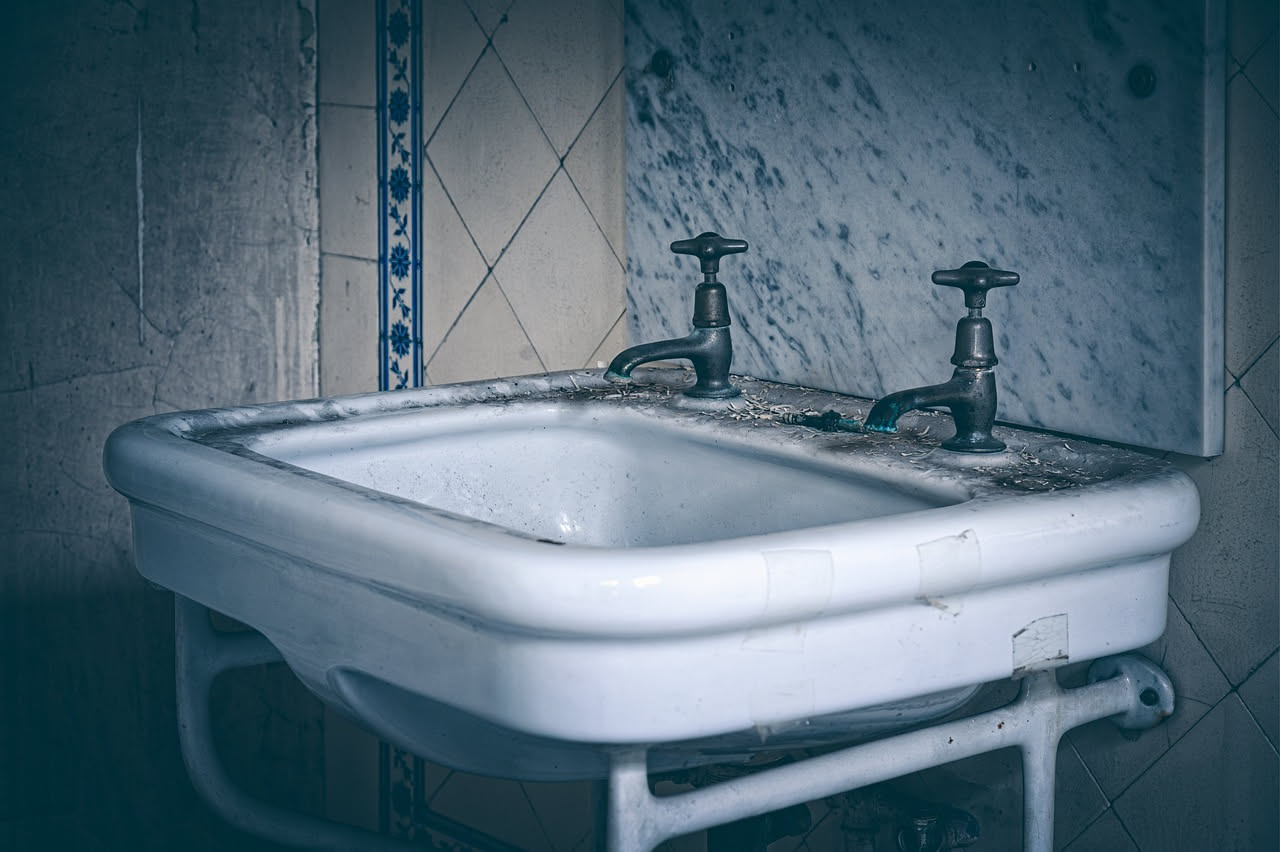 Perché il lavandino puzza con il caldo: come pulirlo