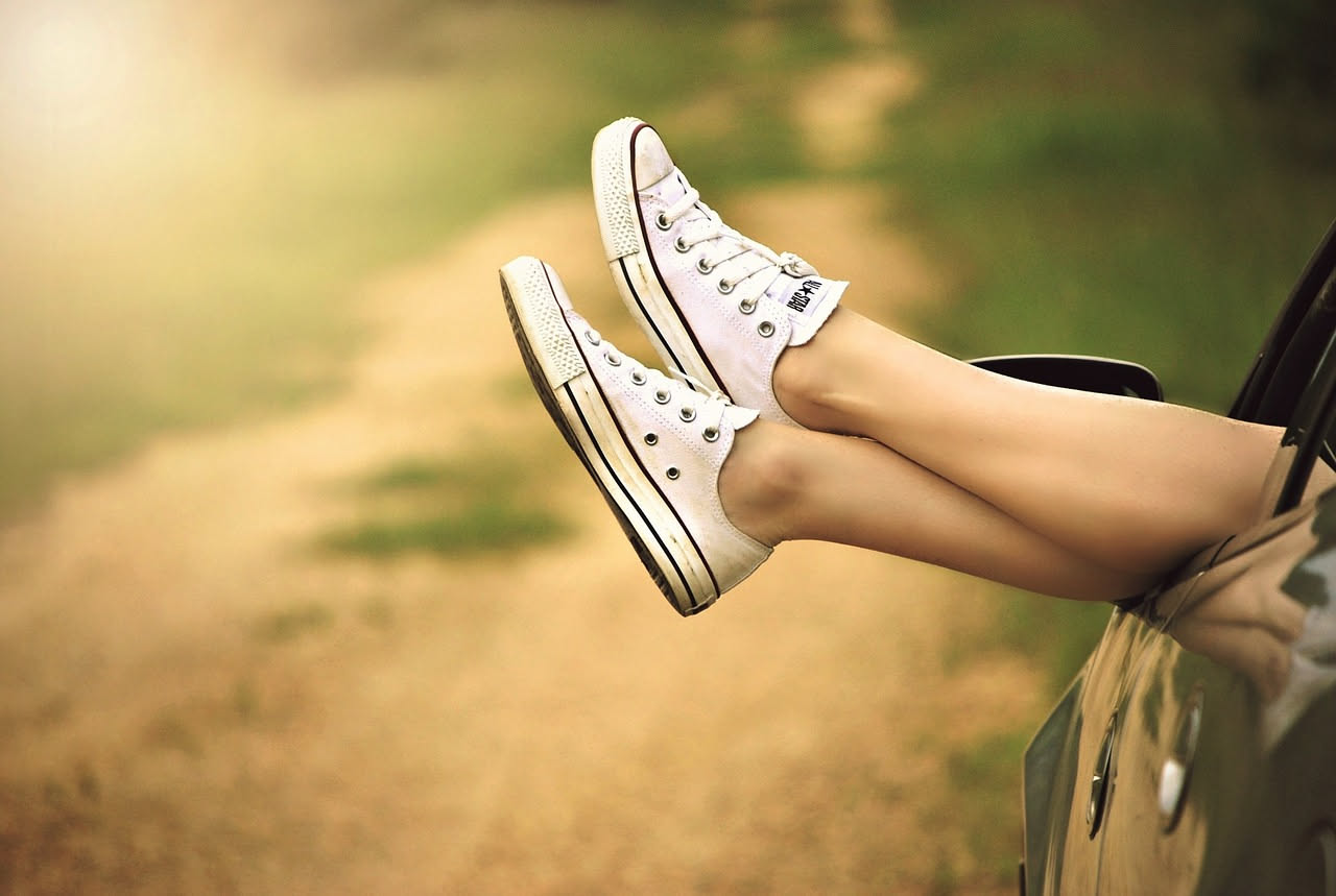 Perché le scarpe puzzano col caldo: come eliminare l'odore
