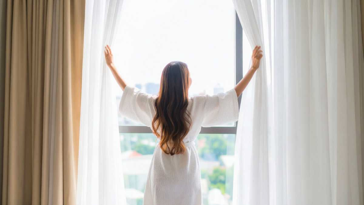 Perché le tende sanno di chiuso d'estate: come rinfrescarle