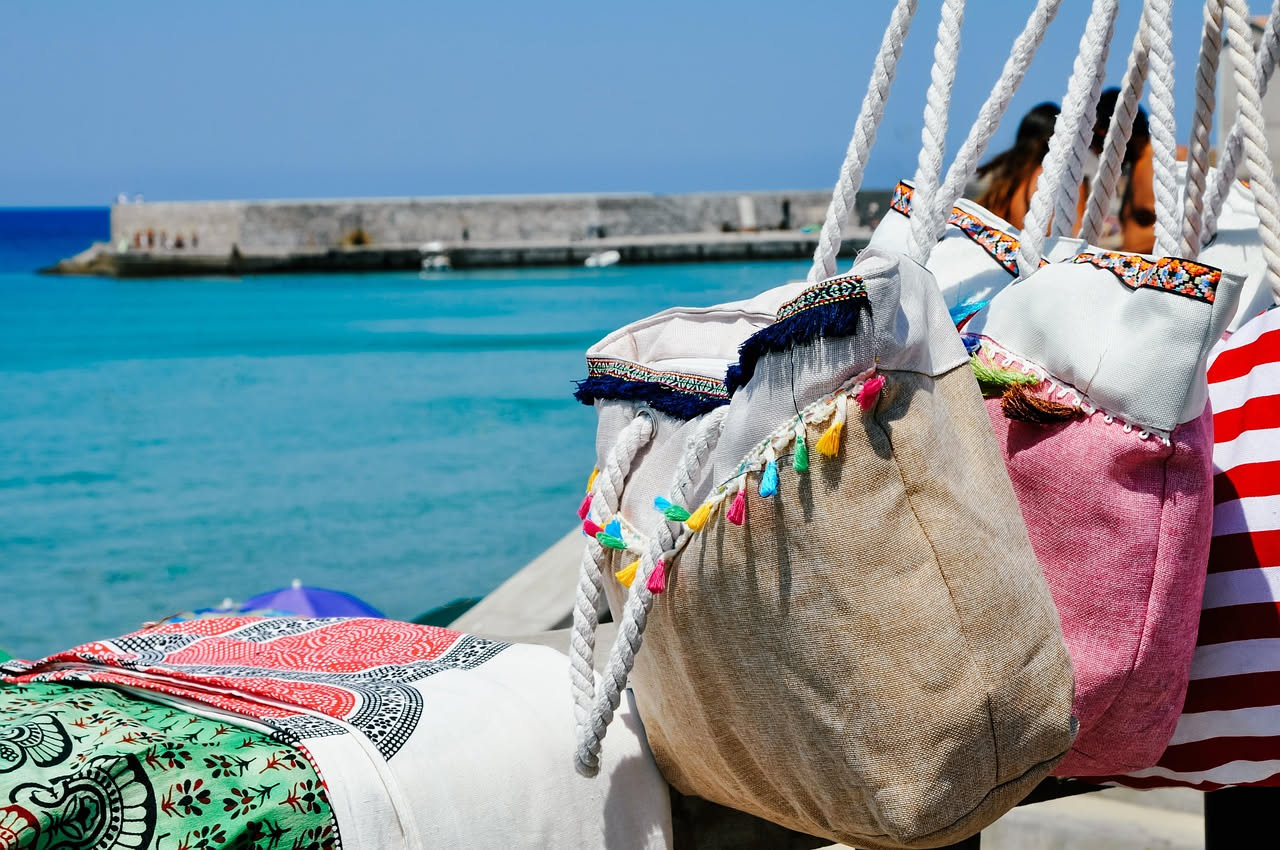 Perché i teli da mare restano ruvidi dopo il lavaggio: come evitarlo